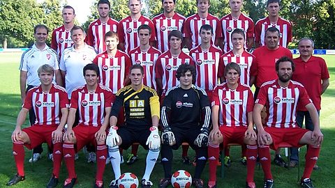 Hintere Reihe: Christian Brandl, Franz Saller, Thomas Rußwurm, Raphael Bauer, Stefan Holz, Kamil Hein, Dominik Treitinger
Mittlere Reihe: Trainer Stefan Dykiert, Team-Manager Steve Tetzlaff, Franz Westermaier, Adrian Rasthofer, Florian Rothmeier, Benjamin Huber, Michael Schweiß, Torwarttrainer Peter Stockmeier, Abteilungsleiter Martin Huber

Vordere Reihe: Markus Will (Spielführer), Patrick Stockmeier, Michael Wehdanner, Andre Pernpaintner, Markus Stockmeier, Christoph Knüpfer

 

es fehlen: Gerhard Dachs, Michael Polz