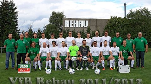 Hintere Reihe von links: 1. Vorsitzender Greb, Betreuer Mühlbauer, Müller, Franz, Winterling, Graf, Friedrich, Dötsch, Zucker, Geyer, Cehadarevic, Elijas, Abteilungsleiter Wendel, Betreuer Gläser, 2. Vorsitzender Dötsch
Sitzend von links: Popp, Gruber, Fichter, Finke, Herrmann, Gärtner, Ahmet, Sarikaya, Ullmann, Kätzel