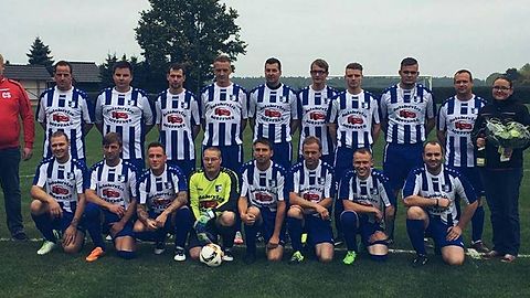 Übergabe der neuen Trikots in der Saison 2016/17