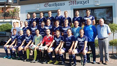 Hintere Reihe v. l.: Martin Schätter, Ralf Schex, Alexander Fisch, Reinhold Sommer, Dominik Haferkamp, Mark Hess, Kevin Weich, Marc Raach
Mittere Reihe v. l.: Trainer Stefan Jostock, Co-Trainer Dominik Klotten, Marcus Wagner, Daniel Siegismund, Philipp Lichtenthal, Jonas Angel, Peter Herz, Johannes Scholz, Abteilungsleiter Dietmar Laschet, Betreuer Wolfgang Scholz, Trikotsponsor Josef Monzel
Vordere Reihe v. l.: Alexander Schmitz, Michael Roslan, Markus Grünen, Jan Settemeyer, Sven Lauterbach, Erik Shigar, Carsten Kellersch, Alex Monzel

Es fehlen: Lukas Grünen, Daniel Penth, Raphael Penth, Ahmad El Abdallah, Abdallah El Abdallah, Amer El Abdullah, Mario Wietschke, Alexander Scholz, Benedikt Steffgen, Bogdan Izvonaru, Falou Ndione, Michael Herrig, Sven Mandernach und Tim Frein