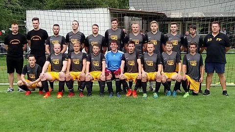 stehend von links nach rechts:
Trainer Dennis Strauch, Christian Genz, Daniel Reinhardt, Ole Bartens, Kevin Dahse, Maximilian Marek, Nico Steffen, Franz-Felix Waehlan, Lukas Wolff, Matthias Otto, Co-Trainer Francis Prang
sitzend von links nach rechts:
Robert Juhre, Marvin Harm, Philipp Albrecht, Fabrice Hanke, Eric Lemke, Paul Jaworski, Maik Pawelka, Patrick Path, Dominik Kern