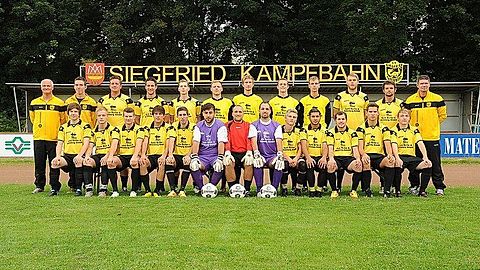 obere Reihe: Volker Schmidt, Christoph Grundmann, Meik Kozak, Jens Willmzig, Sascha Kromwyk, Viktor Mast, Phillip Verfürth, Fabian Hildebrandt, Christoph Maaßen, Joscha Gartz, Kevin Herboth, Marco Schacht, untere Reihe: Rene Grundmann, Frederik Albers, Manuel Naß, Tobias Thissen, Robert Lufrano, Mazlum Adar, Markus Ortwein, Lukas Wichert, Sebastian Röös, Kevin Baran, Kevin Schiller, Michael Pietersma, Roman Lamers