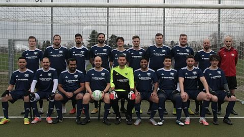 Hintere Reihe, v.l.n.r.: Jan Wachendörfer (Spielertrainer), Patrick Schmelz, Shahir Ariubwal, Karim Gharbi, Daniele la Rocca, Julian Phillips, Eren Ergül, Marius Meurer, Juan Fleck, Silas Jerke
Vodere Reihe, v.l.n.r.: Ilyas Mangouchi, Mohamed Aouraghe, Trevor Simoes, Younes Ennaji, Robin Heissel, Benjamin de Melo, Ernst Hatton, Carlos Irizarry Gonzalez, Daniel Hetterich