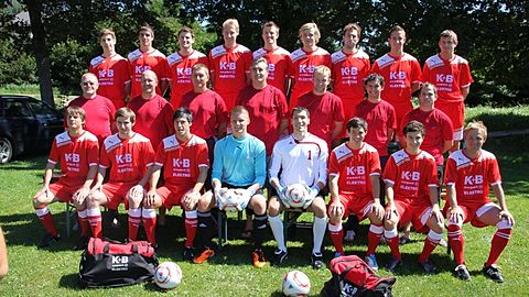 Hinten v.l.: Manhardt Fabian,Hutter Michael,Seiderer Christoph,Vogl Michael,Hacker Andreas,Koller Wolfgang,Klingseisen Max,Bachl Michael,Kreuziger Matthias,
Mitte:Betreuer Altmann Helmut,Trainer Aschenbrenner Franz,Physiotherapeut Hamberger Christian,Baumann Jürgen, Irlbeck Benjamin,Weidlich Wolfgang.
Vorn:Riedl Alexander,Gmach Josef,Rickl Georg,Weber Maximilian,Graßl Fabian,Schmid Michael,Irlbeck Dominik,Kotula Irek.