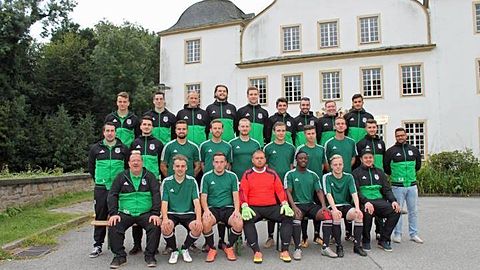 hinten l. nach r. Marvin Eisenmenger, Patrick Baudry, Denis Belde, Steffen Dietrich, Paul Dwornitschak, Marco Hartinger, Maurice Baumann, Jan Redmann, Gor Samsonyan
mitte l. nach r. Sascha Hallermann (C), Philipp Heidrich, Marco Rotzoll, Niclas WInking, Justin Stolle, Stefan Pfotenhauer, Alex Allen, Dominik Preuß, Lukas Fabijan
hinten l. nach r. Wolfgang Hahn (Betreuer), Mike Liebisch, Tobias Stemmer, Dennis Böckmann, Kevin Lohmeier, Lennart Hecker, Dennis Klaus (TW- Trainer), Kevin Betting (Cheftrainer)
Es fehlen: Marvin Cassola (Co- Trainer), Manuel Bonk, Sebastian Allen, Adrian Pejic, Dustin Tißen, Mirko Belusa,