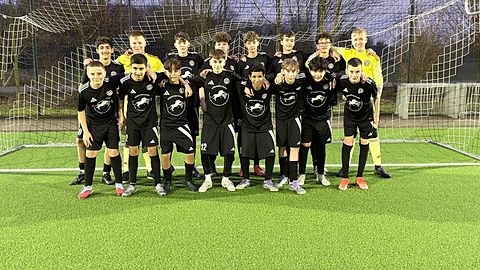 Auf dem Bild ist die C1-Mannschaft des BV Wevelinghoven 1913 e.V. aus der Saison 2025/2026 zu sehen. Das Team wird von Trainer Michael Rauen betreut und besteht aus insgesamt 20 Spielern. Alle tragen die neuen Mannschaftstrikots, die durch Webdesign Rauen gesponsert wurden. Die Spieler und das Trainerteam präsentieren sich geschlossen und motiviert – ein starkes Team, das den Verein mit viel Engagement und Zusammenhalt auf dem Platz vertritt.