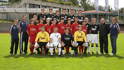 oben v. links: Matthias Url, Alexander Rodler, Dominik Göttl, Markus Bauer, Leo Molleker, Sebastian Krieg
Mitte v. links: Betreuer Andreas Klinginger, Sportlicher Leiter Fabian Bauer, Maximilian Zillner, Alexander Traxinger, Michael Eibl, Marco Wundsam, Daniel Florian, Martin Krieg, Markus Strobl, Stefan Fürst, Florian Ünel, Daniel Bauer, Johannes Reiter, Trainer Adi Eigsperger, Co-Trainer Alois Bauer
vorne v. links: Daniel Lorenz, Karlheinz Autengruber, Florian Krottenthaler, Daniel Koch