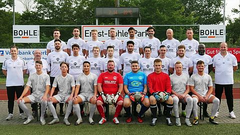 Obere Reihe von links: Evgenij Hesse, Kemal Uylas, Sean Löpprich, Alex Ruf, Zeki, Kara, Daniel De la Vega, Slava Wist, Eugen Kimmel, Mittlere Reihe von links: Trainer Mariano Geusa, Betreuer Marian Metz, Stergios Frangakis, Burak Askeroglou, Niklas Rüsche, Lukas Rüsche, Emre Sen, Claudius Grizella, Viktor Rabezhij, Gökhan Yazici, Co-Trainer Nurudeen Alhaji Karimu, Torwart Trainer Oliver Holzhausen Untere reihe von links: Devin Korn, Gerardo Bujock, Emre Mentese, Bastian Metz, Angelo Costa, Nils, Rudi, Janzen, Armend Krasniqi, Es fehlen Marco Caputo, Tobias Ley, Jannis Ley, Sebastian Halbe