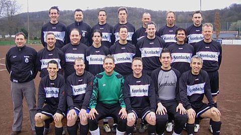 O.R.von links: Lars Redecker,Co-trainer Stephan a Brassard,Sebastian Koch,Michael Lennarz,Sebastian Wawrzinek,Horst Currat,Steffano Fois
M.R.von links: co-Trainer Volker Herzfeld,Markus Knieriem,Sascha Kiklitz,Arian Bückendorf,Markus Mayr,Carsten Rösler,Spielertrainer Markus Schraets,Kai Kohnen
U.R.von links: Andre Wimmer,Manuel Calculli,Michel Heimann,Oliver Angst,Marcel Saponjak,Florim Gela