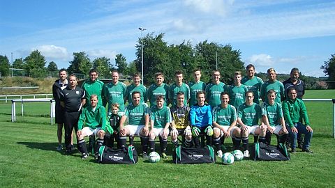 Hinten v.l. Co-und TT-Trainer Ingo Apfelbaum, Trainer Stefan Carl, Betreuer Tim Volpatti, Bernd Koch, Andreas Ruland, Moritz Krings, Maximilian Grugel, Nico Britz, Marcel Braun, Florian Sommer, Dennis Münch, Holger Huppertz und Betreuer Karl Volpatti.
Vorne v.l.: Thorsten (und John) Mathar, Mario Steffens, Joscha Cremer, Julian Saar, Nico Böhmer, Norbert Kuhl, Marco Ruland, Tim Bardenheuer und Betreuer der A-Jugendlichen mit Seniorenerklärung Axel Bardenheuer.
Es fehlen: Philipe de Croon, Christian Gehlen, Simon Gerber, Dario Gombert, Nico Gombert, Peter Heinen, Thomas Heinrichs, Thomas Klee, Martin Koch, Jürgen Mohr, Marc Schreiber, Mike Steffens, Sebastian Thoma