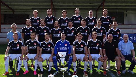 Oberer Reihe von links:
Michael Vogelgsang, Marco Gutmann, Sven Althauser, Taylan Boya, Paul Damjanov, Mario Keck
Mittlere Reihe von links:
Spielausschuss Isa Bican, Kevin Mücke, Philipp Scherer, Sebastian Baumann, Uwe Damjanov, Alexander Pfaff, Spielertrainer Maxhun Haxhija, Spielertrainer Dylan Barmani
Untere Reihe von links:
Julian Sutter, Benjamin Faller, Kevin Faller, Peter Vonderstrass, Larglind Rama, Raphael Kaschuba, Betreuer Martin Bräutigam, Abteilungsleiter Albert Hug
Es fehlen:
Axel Damjanov, Tobias Apel, Maximilian Hevler, Nino Tumminaro, Raphael Baumann