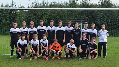 Hintere Reihe v.l.: Hauke Junge, Tim Zeiler, Ansgar Schruteck, Felix Hasselbusch, Luca Zerreck, Luca Föge, Alexander Meyer, Niklas Ahlf, Lukas Feldhusen, Leo Reichert und Trainer Thomas Schütt.

Vordere Reihe v.l.: Tim von Glahn, Benedikt Fastert, Joshua Tietje, Niklas Reyelt, Finn Niklas Schütt , Philipp Toborg und Andre Münsterberg.

Es fehlen: Trainer Thomas Albern, Ole Stangier.