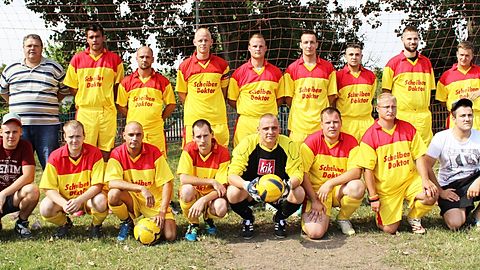 SG Lok Schönebeck Saison 2013/2014

Hinten von links: Trainer Frank Strümpel, Markus Strümpel, Sebastian Schüßler, Guido Krause, Bastian Bartaune, Tim Lenze, Mathias Bölling, Rocco Ulbrich, Victor Kosjura
Vorne von links: Stev Müller, Enrico Keßler, Marcel Hagemeister, Tobias Strauch, Christoph Hendrich, Florian Rau, Marcel Günther, Andy Müller
Es fehlen: Matthias Kammel, Kai Zander, Steven Ferdin und Trainer Thomas Fricke

Foto: Roland Freitag