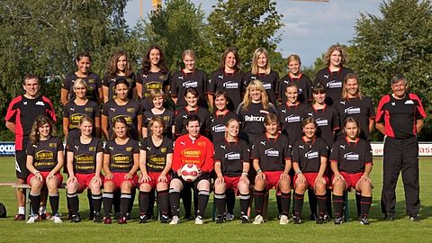 I. und II. Frauenmannschaft mit Trainer Mike Strauß (li.) und Uli Grüb (re.)