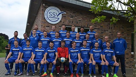 Oberreihe v.l.: Marius Metternich, Timo Claßen, Gerrit Kudlich, Michael Funken, Fabian Dürrwald, Mario Fenkes, Marcel Bartmann. 
Mittelreihe v.l.: Betreuerteam Wilko Siepen &amp; Achim Tölle, Lukas Manns, Tim Wagner, Tim Röttges, Lukas Stiels, Christofer Feyen, Lukas Tölle, TW-Trainer Peter Böger, Sportlicher Leiter Jürgen Claßen, Trainer Heinz Vossen.
Unterreihe v.l.: Felix Schade, Benno Dohmes, Alexander Löllgen, Dennis Hoffmann, Yannick Berthelsen, Luca Küppers, Philipp Alker, Pascal Tepaß, Tobias Treichel.
Es fehlen: Dominik Tegethoff, Co-Trainer Simon Peschke &amp; Mannschaftsarzt Dr.med.Bruno Winkels