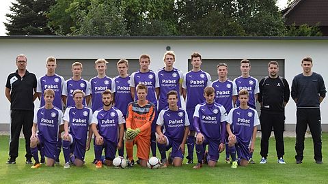 Hintere Reihe (l-r): Trainer Norbert Stratmann, Michel Beck, Tim Klusmann, Jonas Jürgenahring, Tobias Dratmann, Til Specht, Matthis Kleine-Kalmer, Freddy Lübbert, Michel Hüpohl, Moritz Klusmann, CO-Trainer Jan-Lukas Schütt, CO-Trainer Jannik Welkener.

Vordere Reihe (l-r): Florian Liesing, Daniel Hollmann, Florian Grüter, Tom Stratmann, Mathis Schlüter, Matthis Welkener, Tom Beck.

Es fehlen: Betreuer Ralf Schmeiduch, TW-Trainer Bastian Schäfer, Jakob Stieve, Jan-Hendrik Springhetti, Torben Bode.

Foto: Nico-Andreas Paetzel