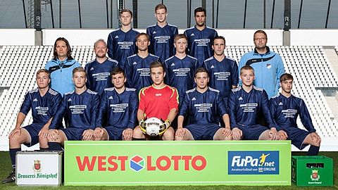 oben von links: Paul-Louis Hennersdorf, Chris-Kevin Füngerlings, Mohamed Omeirat
mitte von links: Jörg Ewert (Sportlicher Leiter), Martin Rother (Co-Trainer), Sebastian van Stiphout, Dennis Seifert, Alexander Pohl, Marco Gerber (Trainer)
unten von links: Dennis Nazeyka, Lars Semmler, Tim Simon, Marc Boemanns, Andre Thorissen, Nico Kroepmanns, Marc Nöhles
es fehlen: Ingo Wesche (Torwart-Trainer), Dieter Boemanns (Betreuer), Jörg van Dinther (Co-Trainer), Benjamin Thies, Nikolai Gogol, Daniel Kuschel, Niklas Riehn, Christian Schön, Bilal Leggo, Thomas Hespers, Luca Kroepmanns, Kevin Wolters, Tobias Mormels, Jan Voigt