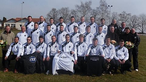 Mannschaftsfoto zum Beginn der Spielzeit 2011/2012. Ein Dank geht an die Firmen Rasner und Heidelmann für das Sponsoring der Aufwärmshirts und der Trainingsanzüge.