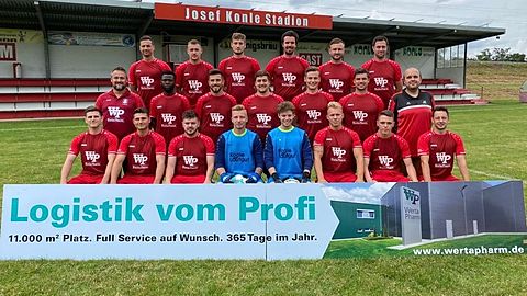 Obere Reihe von links: Kapitän Sebastian Wanek, Mihael Zecevic, Thomas Junginger, Sebastian Kölle, Pawel Moltschanow, Spielertrainer Michael Mayerle.
Mittlere Reihe von links: Abteilungsleiter Thomas Kehrle, Buba Jabbie, Tino Gritzuhn, Lukas Mayerle, Co-Spielertrainer Sebastian Letzing, Florian Kratzer, Sportlicher Leiter Johannes Ebermayer.
Untere Reihe von links: Tizian Korittke, Nico Korittke, Rene Furchtner, Marco Kommer, David Gartner, Benedikt Wurm, Manuel Fischer und Michael Braun.

Es fehlen: Patrick Wanek, Luca Gerstmeir, Matthias Huber, Jannis Weißbecker, Abdul Wahab Ibrahim-Ussif