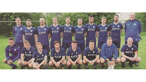 Meister der Kreisliga B: der ISC

OBEN (v.l.): Daniel Sawatzky, Jonas Lindenblatt, Alexander Koch, Rick Oevermann, Tobias Bölk, Marco Radtke (Co-Trainer), Behcet Salgin, Joha Maxim Hagemann, Tobias Böker, Felix Krucke (Trainer)

UNTEN (v.l.): Jonas Oestreich, Kevin Banmann, Ivan David Schlüter, Philipp Haas, Mattis Schlüter, Christian Gieselmann, Rainer Schlottmann, Benedikt Schwarz

AUF DEM BILD FEHLEN: Jerome Thomas, Abdellah Enejjari, Dolay Selami-Oglou, Christian Bölk, Patrick Meyer, Dominic Schreiner, Philipp Büttemeyer, Felix Büttemeyer, Jörg Koch (Betreuer)