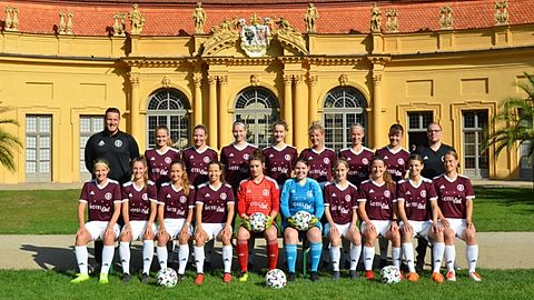 Teamfoto der Frauen BOL Mannschaft 2019/2021 vor der Orangerie Erlangen