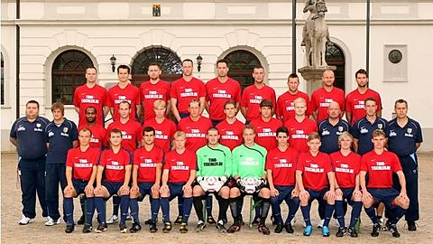 Oben von links: Marcel Würlich, Jens Akkermann, Sebastian Prosovsky, Patrick Stallmann, Nils Thiele, Christian Rasch, Stephan Pientak, Marcel Probst, Carsten Madaus; Mitte von links: Betreuer René Meyer, Daniel Edeling, Luis Silva, Nico Wehrmeister, Patrick Appel, Christian Wernecke, Timm Kreibich, Martin Liebold, Maik Stach, Betreuer Thomas Hartmann, Mirko Burgdorf, Trainer Stephan Grabinski; Unten von links: Eugen Schunaew, Lars Hering, Marco Zöger, Steven Hahn, Halil Özcelik, Martin Geisthardt, Francesco Natale, Ruben Nowak, Steven Herold, Oliver Grimm; Es fehlen: Stephan Boy, Arne Habeney, Daniel Gassel, Christian Madaus, Felix Binsker, Tim Girke, Martin Zander, Guilherme Martins dos Santos, Pascal Matthias