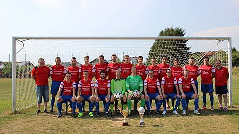 h.v.l.: Thomas Brendel (1. Vorsitzender), Jör Müller (Spielertrainer), Erol Eren, Felix Lenz, Daniel Gerlach, Daniel Fehr, Marcel Riemann, Patrick Schäfer, Luis Taube, Fitim Cakiqi, Thomas Melnarowicz, Burim Miftari, Sami Essid, Jürgen Fischbach (2. Vorsitzender)
v.v.l.: Dennis Alberding, Philipp Winkler, Manuel Weidemann, Sven Sennhenn, Mario Umbach, Markus Potratz, Sebastian Schiepe, Marcel Döberitz
Es fehlen: Tobias Scherbaum, Fitim Islami, Dennis Friedrich, Osman Gülhan