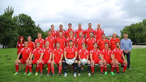 hinten v. l.: S. Kirchhof, M. Wiedensee, P. Henze, S. Thol, R. Kupka, T. Mund
stehend v. l.: T. Wolf, W. Schade, D. Munk, C. Gebe, D. Ludwig, K. Thiele, R. Bergschmidt, R. Beck, N. Lehmann, L. Kral, Präsident T. Souschek
sitzend v. l.: M. Gutsche, B. Kuhn, C. Vatthauer, M. Klaes, M. Lehmann, N. Wöhlbier, D. Sonntag, M. Schule, M. Fränkel