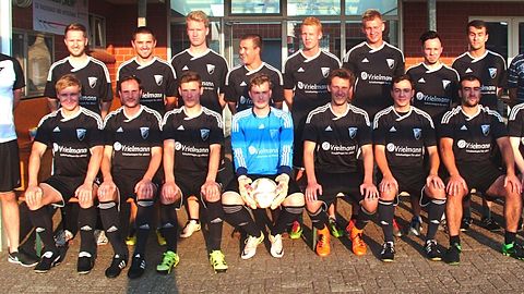 (h.R.v.l.) Tim Gysbers (Trainer), Tim Bossink, Valeri Wolf, Robert Walkotte, Kostja Wolf, Lukas Reurik, Mathias Swierzynski, Marcel Oude-Wesselink, Gregor Hibelhaus, Bernhard Krause (Trainer)

(v.R.v.l.) Oliver Wilbers, Bastian Nyhoegen, Jens Klomp, Florian Kriete, Pascal Helmold, Timo Oude-Wesselink, Miguel da Cuhna, Melvin Tüchter

Es fehlen: Kai Wächter, Sebastian Lankhorst, Angelo Miranda, Burak Pala, Philipp Beckmann, Sander Geerdinck, Florian Buddelmann, Eike Temme, Johann Ferderer, Kevin Börgeling (Betreuer)
