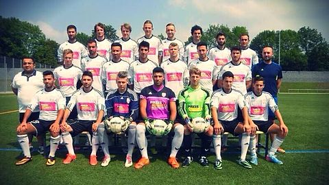HINTEN VON LINKS: Assar Gökce, Cristopher Selbach, Jan Henke, Tobias Austerschmidt, Karsten Karpowicz, Thomas Eroglu, Emanuel Yanik, Marauge Demir
MITTE VON LINKS: Betreuer Gabriel Nergiz, Marwin Nowakowski, Johannes Konus, Markus Aslan, Bahho Kara, Daniel Rehborn, Daniel Cinar, Atef Al Soufi, Trainer Maniyel Nergiz
VORNE VON LINKS: Vincenzo Cesa, Raffaele Wiebusch, Niklas Schmitz, Maurizio Aslan, Benedict Ernst, Roland Sitnikov, George Demirel