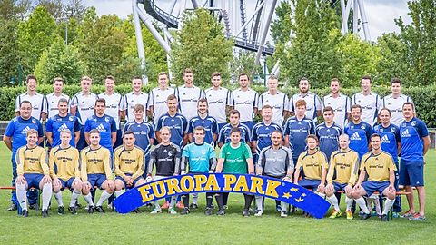 obere Reihe von links nach rechts: Carsten Fischer, Killian Kirner, Florian Henniner, Ronny Klingner, Sven Pöppinghaus, Fabian Andlauer, David Teschner, Johannes Saiger, Matthias Kiefer, Dominik Schmider, Yves Hauser, Marc Stubert, Tobias Hefter und Marius Sucic

mittlere Reihe von links nach rechts: Nico Bellert (Betreuer), Andreas Grüninger (Trainer), Philipp Büchner (Co-Trainer), Kevin Hauser, Karl-Heinz Metzger, Sven Bolz, Eugen Nuss, Benjamin Gass, Fabian Berl, Bünyamin Lülleci, Frank Rausch, Michael Korta (beide Vorstandschaft), und Andreas Sehrer (Vorstand Sport)

sitzend von links nach rechts: Sebastian Rein, Johannes Fix, Philipp Trutt, Dino Dzelic, Marco Springer, Nico Becker, Mark Kassel, Benjamin Glück, Marco Schneider, Benjamin Menningen und Cedric Bernard

Es fehlen: Michael Graß (Torwarttrainer), Arwid Baitenger, Matthias Herdrich und Patrik Lehmann