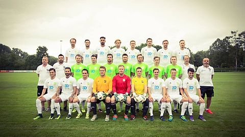 hintere Reihe v.l.: Benjamin Frimmel, Robin Plachy, Denis Meral, Maximilian Falter, Marius Blank, Philipp Wenzelburger, Tim Müller, Bastian Nagel
mittlere Reihe v.l.: Co-Trainer Ferdi Turan, Trainer Jorgo Karatailidis, Tobias Haverkamp, Fatih Aktas, Moritz Krasser, Denis Köhler, Patrick Siegert, Yannick Schellander, Lars Glöckler, Abteilungsleiter Thomas Knöll, Sportlicher Leiter Alberto Guillen
vordere Reihe v.l.: Pablo Guillen, Cosimo Attorre, Manuel Schneider, Marc Vogelmann, Florian Hipp, Marcel Finsterbusch, Kevin Klay, Lucas Böpple, Luis Guillen
Es fehlen: Jannik Riehle, Matthias Wilhelm, Stefan Wilhelm
