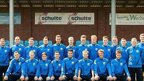 Hinten v.l: Trainer Oliver Anneken , Betreuer Oliver Menke , Marco Görlich* , Sebastian Patrzek* , Kilian Bahl , Christoph Rolfes , Christian Tönnies , Daniel Koop , Michael Möller* , Andre' Tönnies* , Marcel Knuck , Christian Kaiser* , Chris Niemeyer.
Vorne v.l: Markus Meyer , Marius Patrzek , Dirk Drees , Patrick Rolwers , Alexander Block , Carsten Schrandt , Tobias Schnieder , Stefan Drees.
Nicht auf dem Foto: Nico Somborn , Luca Abeln , Christian Koop , Alexander Miller , Jonas Heitmann , Jannis Blanke , Maximilian Mittler
* Nicht mehr im Kader