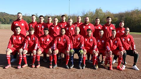 hintere Reihe v.l.n.r.: Frederik Will (Trainer), Niklas Eßer, Thomas Stangl, Lukas Flaschentreher, Paul Henning, Fabrice Stallzus, Jacob Reinecke, Sebastian Spuzak, Mahmoud Yassine, Niklas Borgelt, Tobias Wagner und Alexander Hartung (Co-Trainer).

vordere Reihe v.l.n.r.: Marcel Zahn, Matthias Stangl, Abdullah Doulani, Adrian Meyer, Dennis Mohr, Angelo Rubino, Lennart Ruschig, Kai Langer und Ali Alayan.