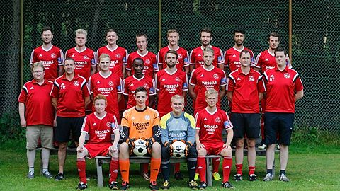 SV DJK Geeste um (Vorne v.l.): Patrick Wessels, Matthias Lake, Robin Korte und Jan-Hendrik Determann. (Mitte v.l.): Betreuer Thorsten Kotte, Trainer Guido Berndsen, Dennis Konermann, Hamadi Niyonshuti, Sebastian Schöttmer, Lucas Gerling, Co-Trainer Dirk Wessels und Betreuer Dennis Koers. (Hinten v.l.): Simon Schwieters, Marco Lammers, Christian Beel, David Münch, Niklas Meer, Paul Müller, Soufian Ouhbout und Hendrik Slomka. Es fehlen: Markus Beel, Jonas Behnen, Tobias Christoph, Benedikt Determann, Lionel-Pegha Ekah-Kunde, Andreas Fühner, Johannes Slomka und Kai Walter. Foto: Werner Scholz.