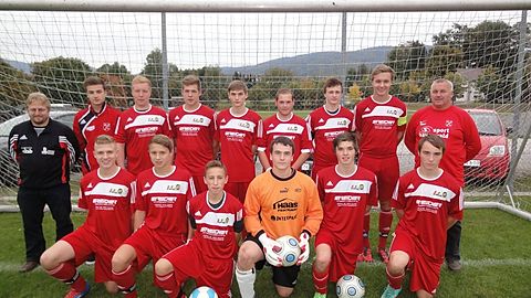 hinten v. l.: Co-Trainer Horst Biebl, Thomas Bail, Christian Schober, Manuel Geiger, Elmar Plenk, Daniel Ottl, Tobias Höbler, Kapitän Adrian Simmerl und Trainer Albert Müller
vorne v. l.: Patrick Reisinger, Lukas Simmerl, Vincent Lobinger, Andreas Blüml, Benedikt Hüttinger und Gabriel Duschl
