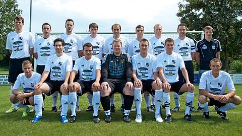 Mannschaftsfoto 1. Mannschaft SV Schwarzach.  stehend von links: Spielertrainer Marco Berger, Schmidhuber Stefan, Clemens Eiber, Langner Christoph, Schuh Robert, Korzonek Matthias, Schott Benedikt, Edbauer Markus, Maximilian Huber.    kniend/sitzend von links:   Six Martin, Eibauer Benedikt, Mrobben, Schätz Markus, Fuchs Tobias, Gegenfurtner Thomas, Reschke Michael