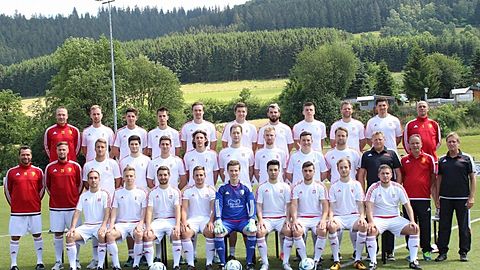 1. Herrenmannschaft 2016/2017

Oben von links nach rechts: Torwarttrainer Dirk Jankowski, Marcel Reichelt, Andre Rech, Ruben Uhlich, Marius Lau, Nico Klotz, Matthäus Polaczek, Sebastian Poloczek, Radoslaw Rszeszutek, Marc Schremmer, Betreuer Olaf Kleinau

Mitte von links nach rechts: Trainer Marco Nagel, Trainer Thomas Sanchez, Marco Jung, Lukas Wittland, Kevin Hirsch, Mark Rennemann, Benjamin Spinola, Christopher Daum, Lucas Ihmig, Patrick Kolodzeiski, 3. Vorsitzender Frank Laubrock, Schatzmeister Thomas Lichtenthäler, 1. Vorsitzender Michael Lange

Unten von links nach rechts: Jannis Vollmer, Marcel Hansen, Ferdinand Pacheco, Andy Erber, Jan Zimmler, Joel Martinez, Marcel Gabor, Frido Feldmeier, Sven Heisiph

Es fehlen: Mehmet Acikyürek, Julian Lau, Simon Haslsteiner, Patrick Hengst, Gordon Schulze, Lasse Dreiszis, Physiotherapeutin Julia Rickert