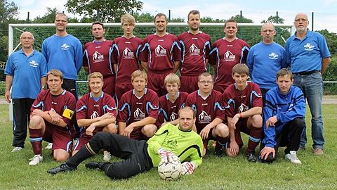 hintere Reihe v. links: R. Krieg, S. Kupillas, T. Rehsack, Chr. Holz, S. Müller, M. Nitschke,

F. Belitz, K. Tenge

vordere Reihe v. links: M. Starke, C. Schuricke, Seb. Porada, T. Kunath, F. Westphal,

C. Matthey, T. Bunge, R. Körner (liegend)

 

Spielklasse: 2. Kreisklasse-West Anhalt-Bitterfeld

Trainer: Sven Kupillas