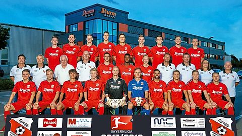 Hintere Reihe v.l.: Lukas Wittmann, Michael Gröschl, Mateusz Krawiec, Benedikt Gänger, Christian Liefke, Robin Justvan, Matthias Lazar, Christian Spengler, Benedikt Krämling;
Mitte v.l.: Teammanager Richard Maierhofer, Sportlicher Leiter Walter Brunner, Teammanager Klaus Sturm, Präsident Alois Beck, Nebojsa Stjepanovic, Ben Kouame, Simon Weber, Trainer Gerald Huber, Torwart-Trainer Thomas Strasse, Physiotherapeutin Ivana Viskova, Co-Trainer Franz Finger;
Vordere Reihe v.l: Przemyslaw Warminski (inzwischen TSV Bogen), Tobias Lemberger, Noah Winter, Philipp Hilmer, Stefan Pielmeier, Mathias Loibl, Daniel Hofer, Daniel Rabanter, Tobias Richter, Bogdan Dobrea;
Es fehlt: Tobias Beck