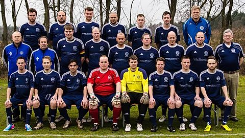 Oben links: Jan Springer, Henrik Lescow, Maik Schröder, Philip Schindler, Lars Sabionski, Christian Schmidt, Dirk Maschmann

Mitte links: Tim Zarp, Gert Zarp, Hauke Krayenborg, Peter Dobbert, Ingo Göttsche, Sebastian Grimm, Maximilian Plack, Daniel Schaefer, Karl-Heinz Kellich

Unten links: Andreas Kaal, Stephan Fuhrmann, Hakan Irez, Andreas Fligge, Karsten Möckelmann, Lukas Bach, Lukas Eder, Patrick Schillig

Es fehlen: Sascha Baade, Marc Wunderlich, Dave Timm