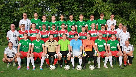 Hintere Reihe von links: Tom Gekle (Co-Trainer 2. Mannschaft), Felix Herr, Christian Hille, Nico Märkle, Aagon Zeqiri, Fabian Möbius, Pascal Geiselmann, Christian Baier, Jens Geiselmann, Fabio La Rossa (Co-Trainer 1. Mannschaft)
Mittlere Reihe: Manfred Mayer (Betreuer), Fabian Volz, Dennis Willmann, Lars Herrmann, Jonas Ott, Tobias Schädler; Kevin Willmann, Patrick Geschwentner, Tim Schebesta, Timo Janz, Hannes Hamburger, Helmut Wörz (Sanitäter). Bruno Geiselmann (Abteilungsleiter)
Vordere Reihe: Florian Engertsberger (Trainer 2. Mannschaft), Sebastian Oßwald, Dominik Ruelius, Blerim Mavraj, Markus Walzer, Andreas Heilbronner, Michael Vorwalder, Mathias Schadenberger, Maurice Huber, Jochen Holl (Trainer 1. Mannschaft)