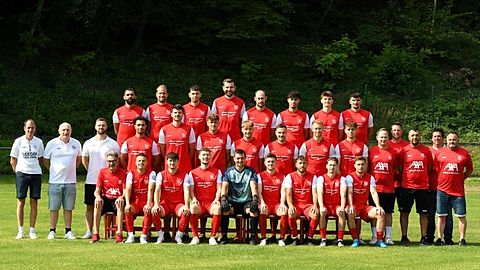 Hintere Reihe v.l.n.r.: Caner Akci, Fabian Rausch, Marius Laier, Daniel Pichler, Jannis Filsinger, Arda Aydin, Benjamin Campbell, Noel Baumgärtner
Mittlere Reihe v.l.n.r.: Thomas Mahl (Vorstand Planung & Infrastruktur), Marco Kolb (Spielausschuss), Marcel Laier (Spielausschuss), Andre-Felipe Peter, Luca Pichler, Robbie Seeger, Joshua Meßmer, Marco Hillenbrand, David Baust, Morten Menges, Alexander Laier (Co-Trainer), Maurice Swoboda (TW-Trainer), Volkan Cetinkaya (Cheftrainer), Thomas Krönig (Vorstand Sport), Markus Freitag (Spielausschuss)
Vordere Reihe v.l.n.r.: Karl-Heinz Laier (TW-Trainer), Justin Freitag, Dennis Freitag, Moritz Bartenbach, Yannick Herrmann, Robin Rausch, Marco Jochim, Maurizio Balicki, Luca Ritz