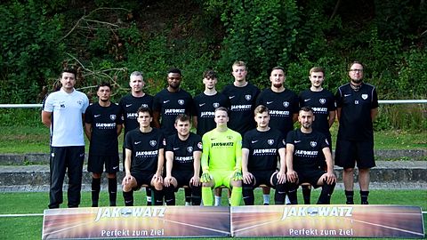 hintere Reihe (v.l.): Betreuer Marvin Stallmann, Francesco Pio Cherchi, Sebastian vom Hofe, Linus Palm, Colin Rottmann, Roman Esslinger, Fabian Uschmann, Trainer Christoph Kruse vordere Reihe (v.l.): Niklas Palm, Henrik Wippersteg, Lukas Kleemann, Jonas Brink und Tayfun Özhan Es fehlen: Daniel Knauer, Samson Ifada, Leon Ole Meyer und Vito Nicolosi