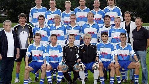 hintere Reihe v.l.:Rocco Steinert, Stefan Jahny, Pierre Drößmar, Pascal Seitz, Roberto Fiori, Dennis Lindemann
Mittlere Reihe v.l.: Erster Vorsitzender Paul Schmitz, Trainer Achim Kontermann, Maik Pagojus, Max Balster, Frank Peters, Markus Hoppenreis, Dino Caroppo, Marc Konoegen, Geschäftsführer Ingo Schmitz, Obmann Detlef Schmitz
Untere Reihe v.l.: Pascal Siep, Sascha Wolf, Pierre Sippekamp, Michael Wierzbicki, Bülent Has, Co-Trainer Andreas Bujok
Quelle: http://www.derwesten.de/img/incoming/origs1103100/0313736599-w552-h2700-/0016781251-0051245587.jpg