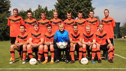 obere Reihe v.l.n.r.: Marcel Meissner, Fabian Both (Abgang), Mario Zacharyasz (Abgang), Maximilian Roitzheim, Jens Paeßens (Abgang), Martin Leurs (Abgang), Daniel Schulte Krumpen (Spielertrainer), Marcel van de Wetering, untere Reihe v.l.n.r.: Maximilian Neul, Henrik Teller-Weyers, Kai Schmellenkamp, Tobias Klaessen, Christian Franck, Ricardo Selle, Jens Mölders (Abgang); Es fehlen: Tobias Kempkens (Spieler/Betreuer), Thomas Kröll, Jerome Brommer, Nils Rademacher, Chris Oemkes, Carsten Streck, Daniel Vorwerk &amp; Lukas Tekath