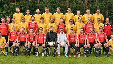 hintere Reihe v.l.: Meyer D., Husslein M., Hönsch C., Straubinger K.M., Meier R., Müller M., Ramspeck T., Lenz M., Vogel J.
Mitte v.l.: Lindemann J., Vogel G. (Spielleiter), Viedts D., Schrödel M., Regnet S., Schwarz P., Paul S., Woischiski R., Weidmann K., Schuster M., Kühnel M., Nebe O., Hübner B. (Trainer)
Vorne v. l.: Kunstek J., Schwarz A., Heinz C., Stöckel M., Woischiski F., Waitz M., Vogel M., Meier A., Stegmann J.-D., Spindler F., Vogt M., Schmidt M.