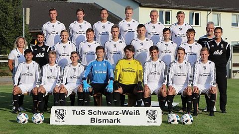 Hinten: Michael Fichte, Philipp Grempler, Max Voigt, Florian Knoblich, Felix Knoblich, Alex Mayer Mitte: Bea Knoblich (Betreuerin), Christoph Grabau (Trainer), Robin Kroschel, Artem Sikulskyi, Marcel Beindorf, Felix Jubert, Jonas Gagelmann, Steffen Rogge, Heiko Schöler (Vorstand), Dirk Grempler (Co-Trainer) Vorne: Sebastian Neumann, Lennard Scherer, Lars Kujawski, Hannes Gust, Niklas Kannenberg, Frederic Lange, Carlo Rämke, Timon Motejat Es fehlt: Michael Metzger, Eric Wagener