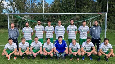 h. v. l.: Abteilungsleiter Christoph Rehmann, Spielertrainer Anton Hirschfeld, Dzanin Dizdarevic, Tobias Tronich, Thomas Hekele, Dennis Baumgartner, Leo Bechtel, Florian Meier
v. v. l.: Thomas Geltinger, Simon Loibl, Luca Gürel, Vitus Paulus, Niclas Mutzbauer, Tobias Maier, Jakob Fodermair-Hasenhündl, Noah Träger