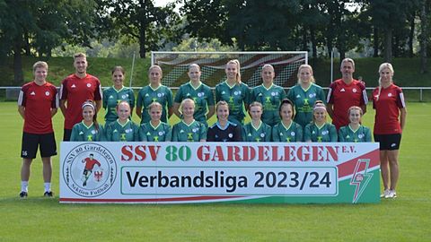 HINTEN VON LINKS: Trainer Martin Gille, Co-Trainer Xaver-Dan Haak, Isabelle Brückner, Lena Neumann, Annemarie Westphal, Emilia Haak, Annika Neumann, Jessica Mikolajczyk, Trainer Lars Neumann, Physiotherapeutin Sandra Hahn, VORNE VON LINKS: Emely Brückner, Nele Marie Nagel, Jule Gärtner, Florentine Steding, Friederike Giese, Louise Erxleben, Sarah Jane Sprung, Fabiene Maureen Matschkus, Dorkas Soeder